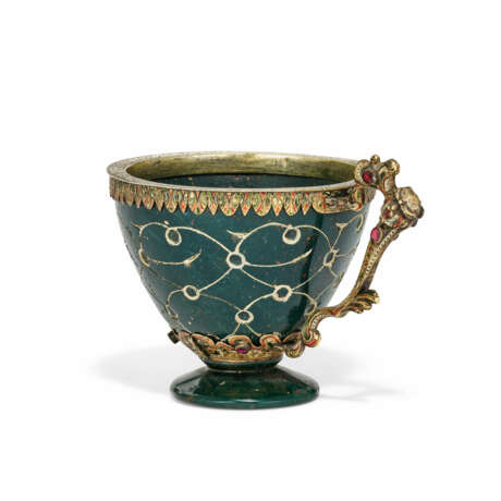 AN OTTOMAN CARVED BLOODSTONE CUP - photo 6