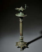 Construction métallique. A LARGE AND IMPRESSIVE KHORASSAN BRONZE LAMPSTAND WITH OIL LAMP