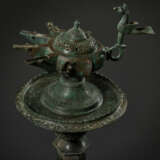 A LARGE AND IMPRESSIVE KHORASSAN BRONZE LAMPSTAND WITH OIL LAMP - photo 2