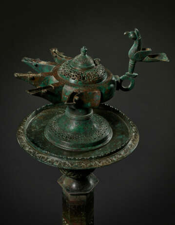A LARGE AND IMPRESSIVE KHORASSAN BRONZE LAMPSTAND WITH OIL LAMP - фото 2