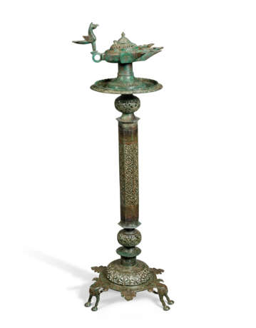 A LARGE AND IMPRESSIVE KHORASSAN BRONZE LAMPSTAND WITH OIL LAMP - фото 3