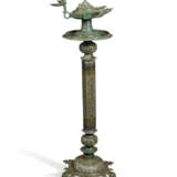 A LARGE AND IMPRESSIVE KHORASSAN BRONZE LAMPSTAND WITH OIL LAMP - Foto 3