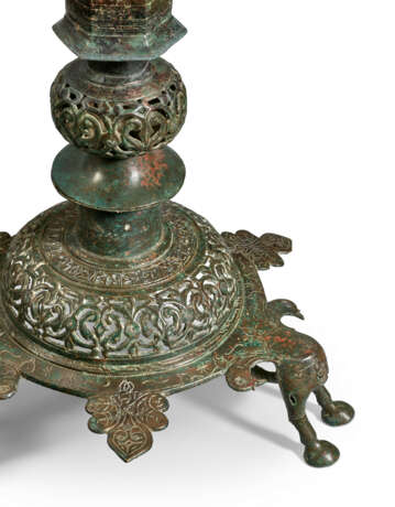 A LARGE AND IMPRESSIVE KHORASSAN BRONZE LAMPSTAND WITH OIL LAMP - Foto 4