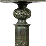 A LARGE AND IMPRESSIVE KHORASSAN BRONZE LAMPSTAND WITH OIL LAMP - фото 5