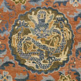 A SILK AND METAL-THREAD CHINESE RUG - Foto 2