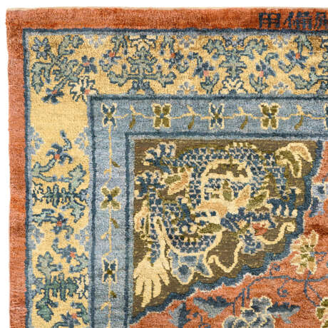 A SILK AND METAL-THREAD CHINESE RUG - Foto 4