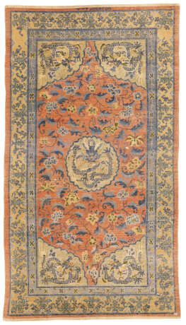 A SILK AND METAL-THREAD CHINESE RUG - Foto 5