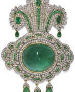 Pierres précieuses. AN EMERALD AND DIAMOND-SET GOLD BROOCH