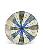 Dynastie seldjoukide. A KASHAN BLUE, BLACK AND WHITE POTTERY BOWL