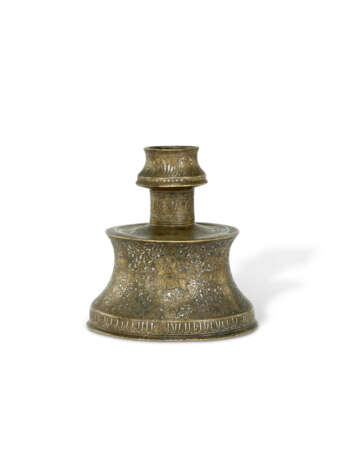 A SIIRT SILVER-INLAID BRONZE CANDLESTICK - Foto 1