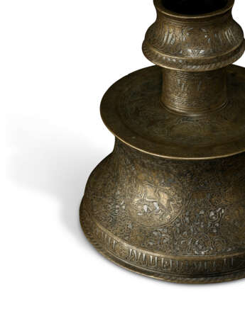 A SIIRT SILVER-INLAID BRONZE CANDLESTICK - Foto 2