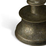 A SIIRT SILVER-INLAID BRONZE CANDLESTICK - Foto 2