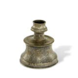 A SIIRT SILVER-INLAID BRONZE CANDLESTICK - фото 3