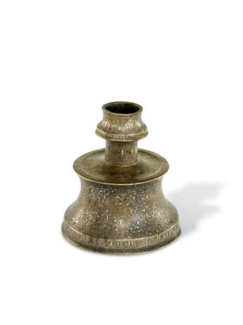 A SIIRT SILVER-INLAID BRONZE CANDLESTICK - Foto 3