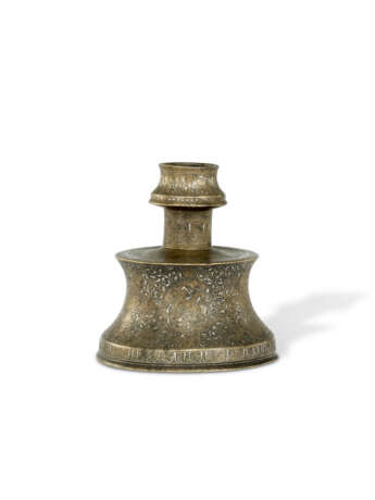 A SIIRT SILVER-INLAID BRONZE CANDLESTICK - фото 5