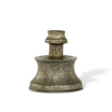 A SIIRT SILVER-INLAID BRONZE CANDLESTICK - Foto 5