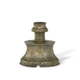 A SIIRT SILVER-INLAID BRONZE CANDLESTICK - Foto 6