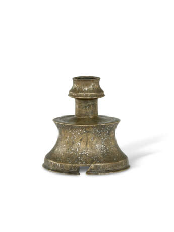 A SIIRT SILVER-INLAID BRONZE CANDLESTICK - Foto 6