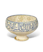Dynastie ilkhanate. A KASHAN MOULDED LUSTRE AND BLUE POTTERY BOWL