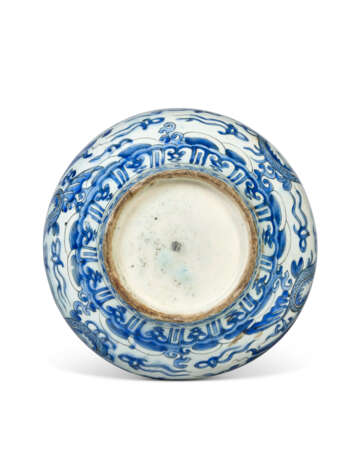 A SAFAVID BLUE AND WHITE POTTERY JAR - Foto 2