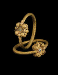 A PAIR OF GOLD ARMLETS