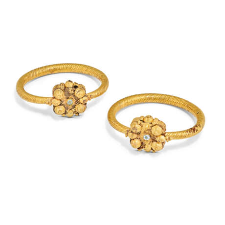 A PAIR OF GOLD ARMLETS - фото 2