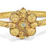 A PAIR OF GOLD ARMLETS - Foto 5