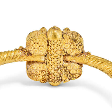 A PAIR OF GOLD ARMLETS - photo 6