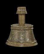 Messing. A LARGE MAMLUK SILVER-INLAID BRASS CANDLESTICK