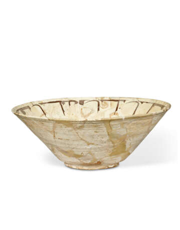 A LARGE NISHAPUR POTTERY BOWL - фото 2