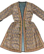 Kleidung. A SILK BROCADE ROBE