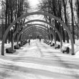 Арки арки фонари; люди лавки снегири Papier photographique Film photo метафизическая фотография Paysage urbain Russie 2023 - photo 1