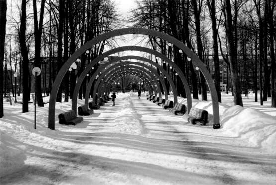 Арки арки фонари; люди лавки снегири Papier photographique Film photo метафизическая фотография Paysage urbain Russie 2023 - photo 1