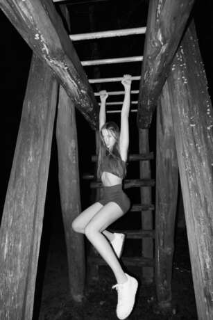 Girl on monkey bars - Foto 1