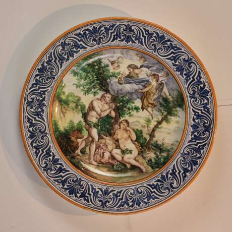 Блюдо итальянской майолики Изгнание из рая. Majolica 8 г. - фото 1