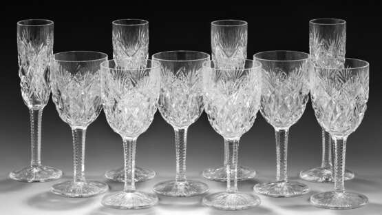 Sechs Weingläser und vier Champagnerflöten mit Dekor - Foto 1
