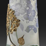 Ziervase mit Hortensiendekor und Silbermontierung - photo 1