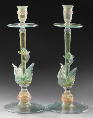 Paar dekorative Murano-Zierkerzenhalter mit Schwänen - photo 1