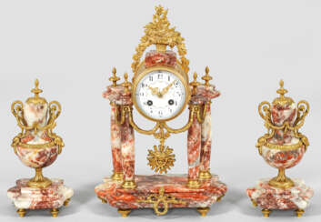 Uhrengruppe im Louis XVI-Stil