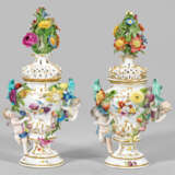 Paar kleine Meissen Potpourrivasen mit Blumendekor - фото 1