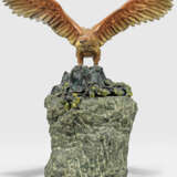Adler auf Felsensockel mit Kiefernzweig - Foto 1