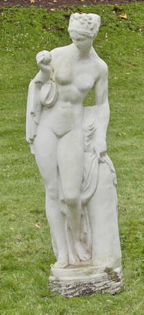 Badender weiblicher Akt mit Apfel als Parkskulptur - Foto 1