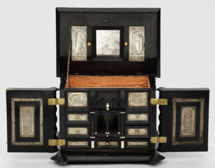 Barock-Kabinettkasten mit Silberfolien