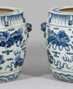 Asiatische Produkte und Kunst. Paar monumentale Blauweiß-Cachepots