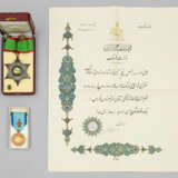 Orden mit Anstecknadel, eine Urkunde und eine Medaille - фото 1