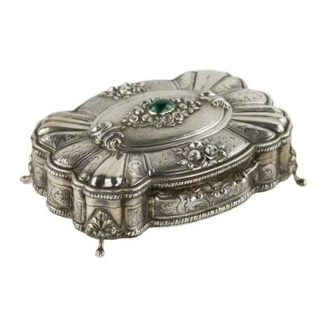 Boîte à bijoux italienne en argent de forme baroque. 20ième siècle. - photo 1