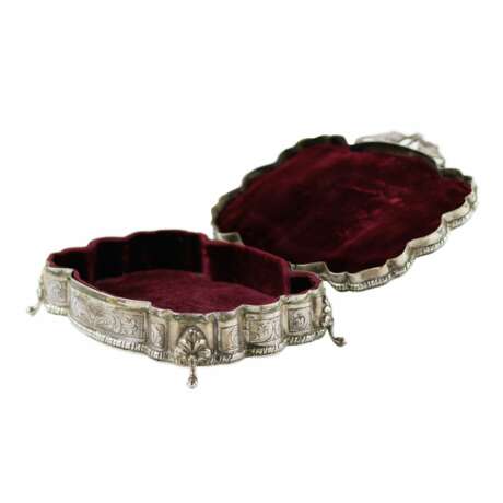 Boîte à bijoux italienne en argent de forme baroque. 20ième siècle. - photo 6