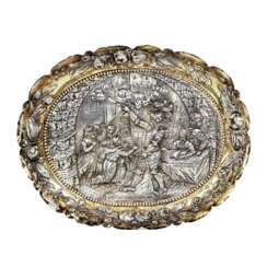 Plat decoratif en argent avec une scène de cour de chevalier. 19ème siècle.