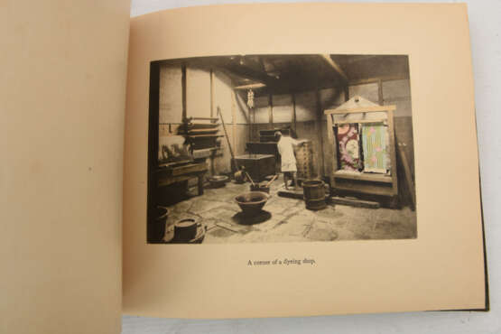 DREI BÜCHER, Krepp-,Seidenpapier, Japan 20. Jahrhundert. - Foto 8