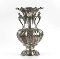 Изящная серебряная ваза